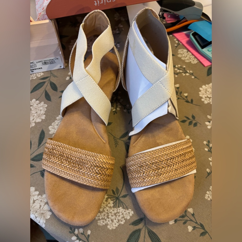 Easy Spirit Loren Lt Natural Wedge Heels. Size 9.5 Medium. NIB.